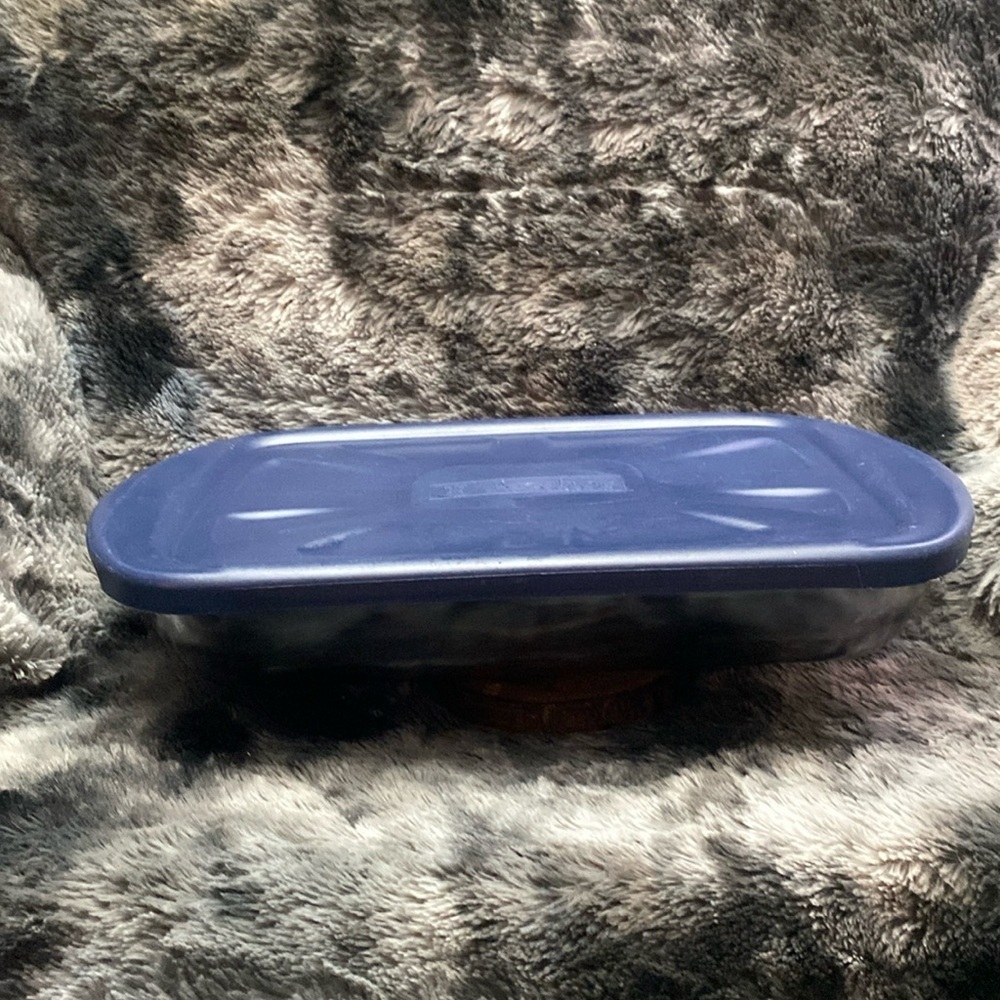 VINTAGE ANCHOR HOCKING 3 Quart
9 X 13 BAKING DISH WITH BLUE PLASTIC LID.